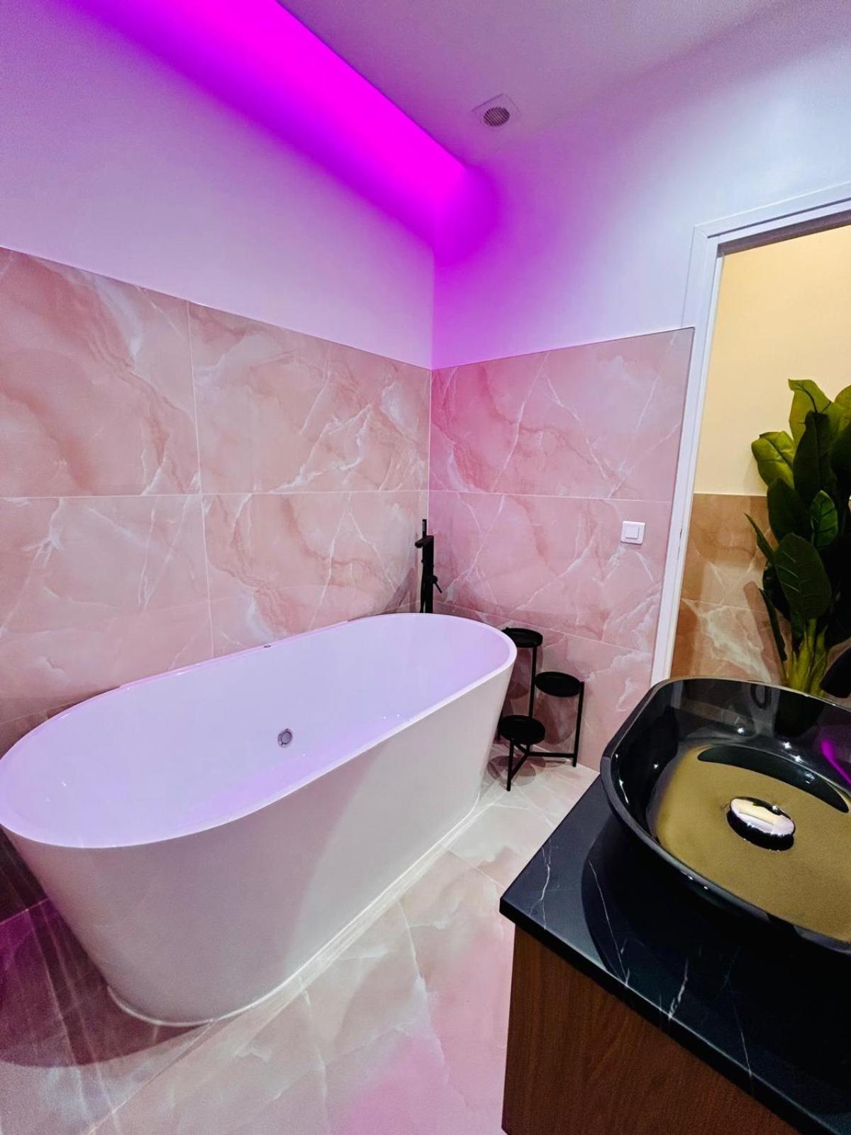 Intimate Escape - Seaside - Spa Bath - Wifi - Ac Ницца Экстерьер фото